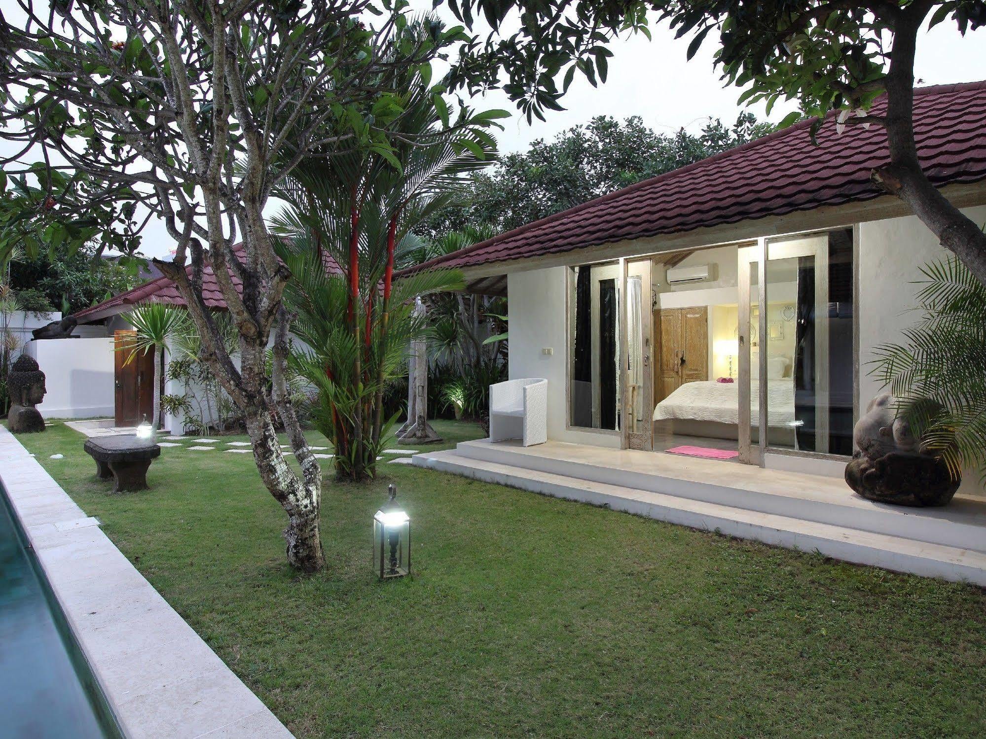 Villa Putih Seminyak Exterior foto